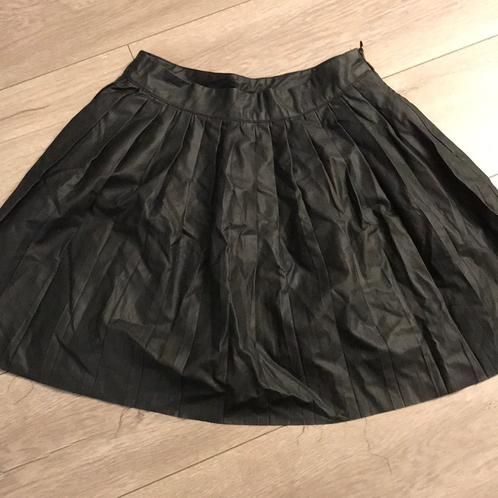 URBAN OUTFITTERS PLEATHER SKIRT